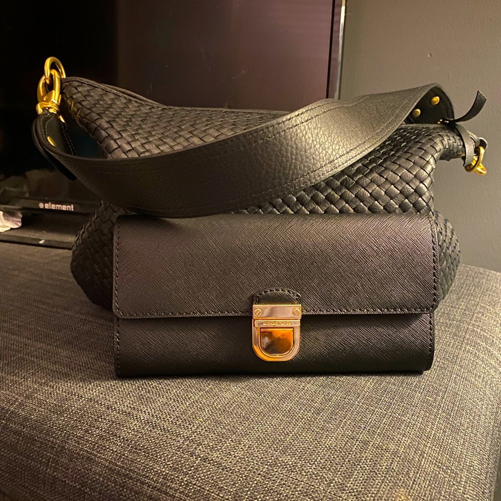 Quince Crescent Handwoven Shoulder Bag
Comes with Quince dust bag